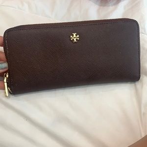 Loved wallet! Easy to carry clean and spacious